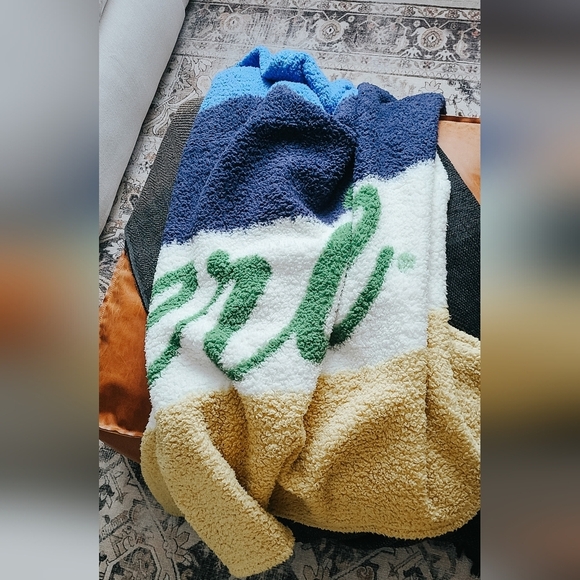 Aerie Oversized Logo Sherpa Blanket Throw - Picture 2 of 2